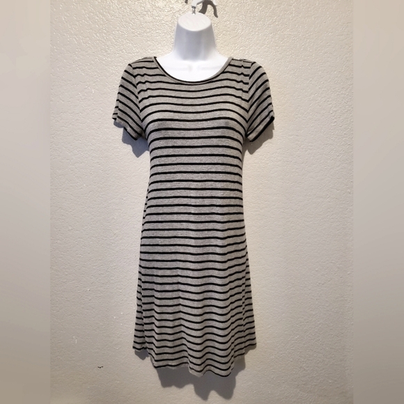 💚5/$25 Everly Striped Black and Gray Stretchy Knee Length Dress Size Small - Picture 1 of 4
